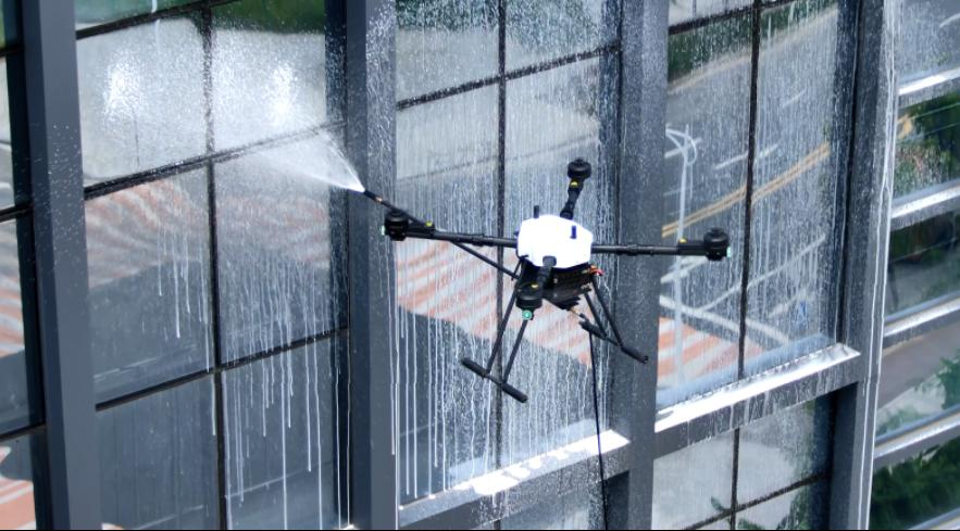 High-altitude cleaning operation